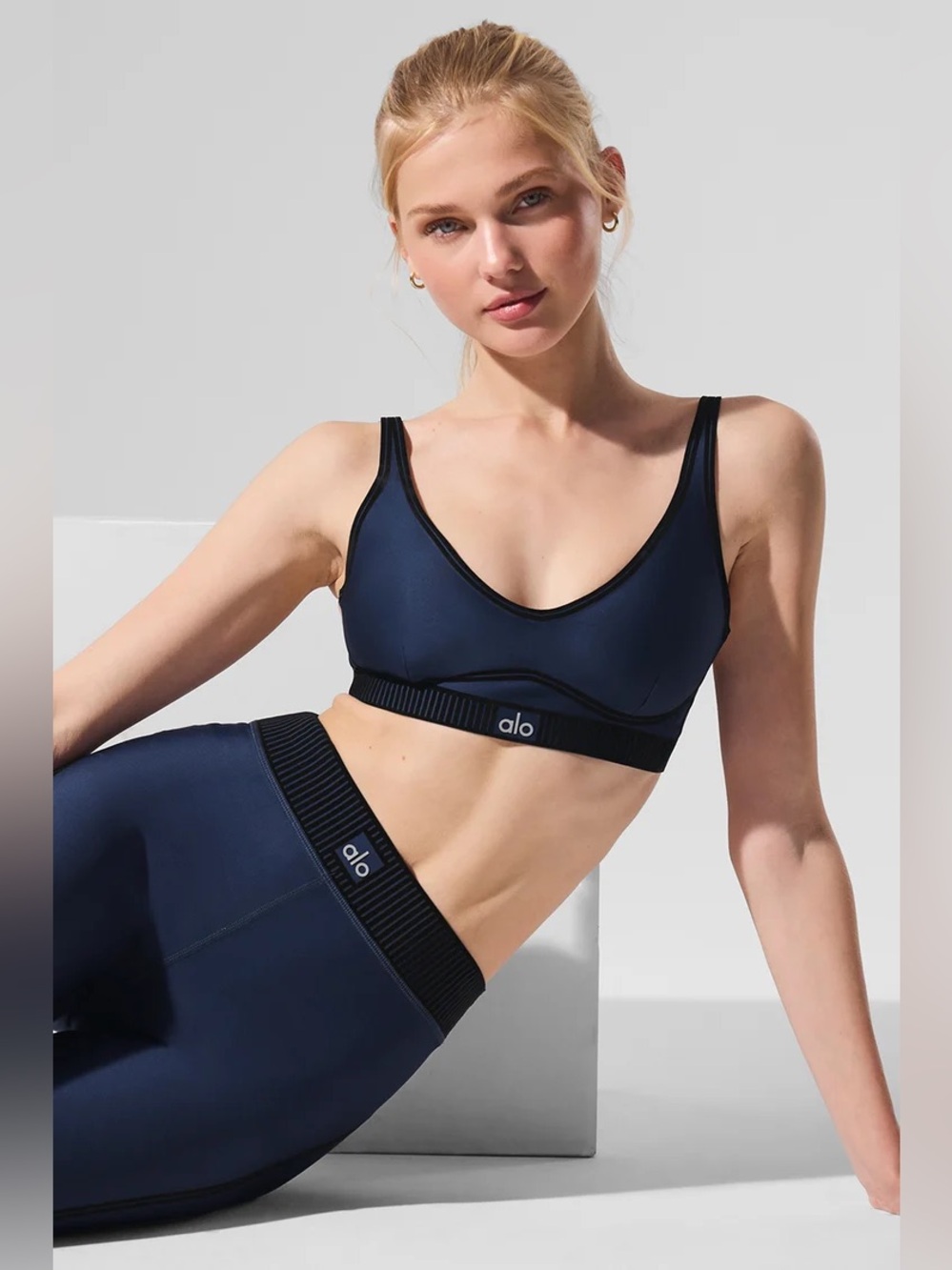 Alo Yoga Airlift Line Up Bra in Navy Size Extra Small